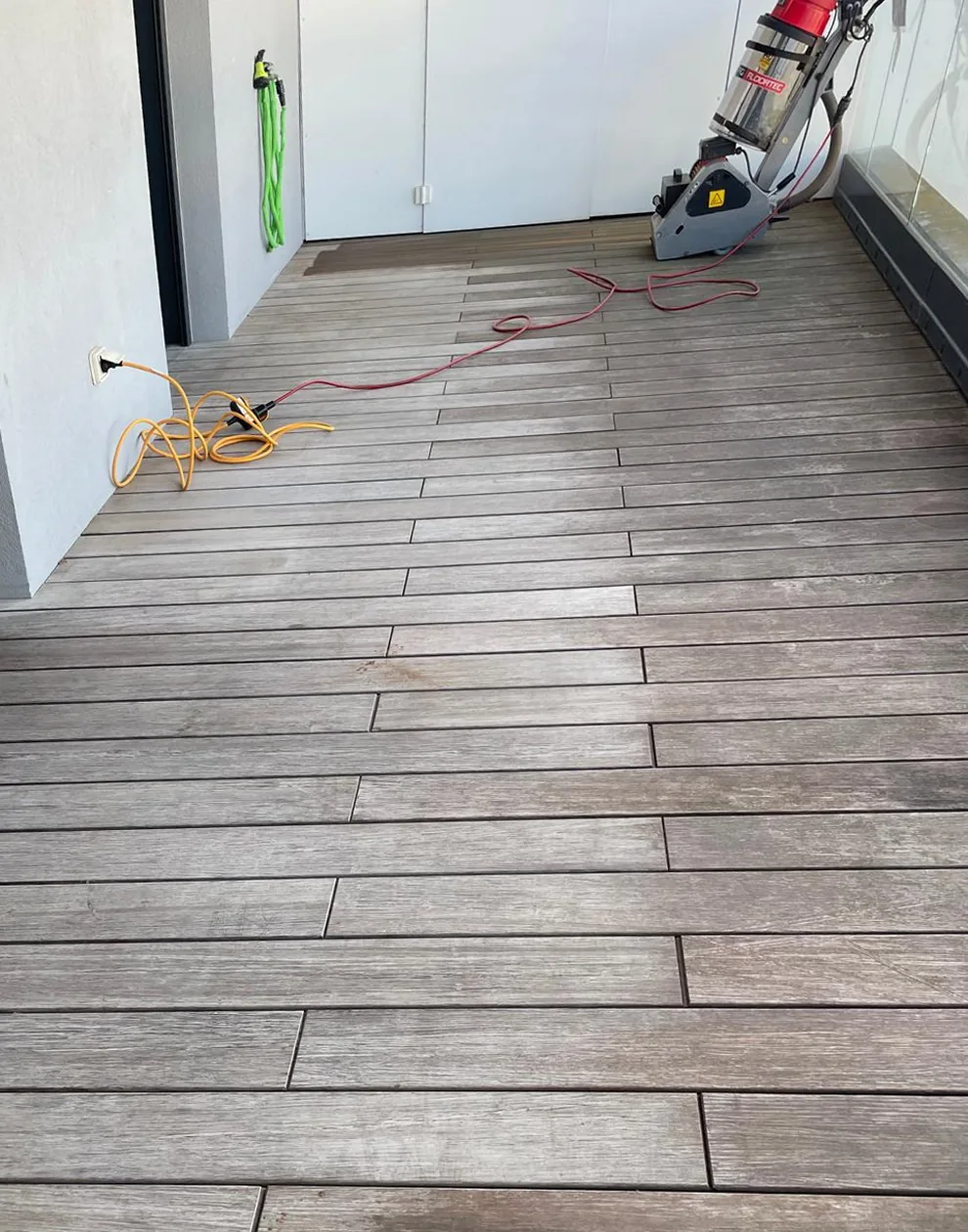 Balcon en bois grisé avant le brossage