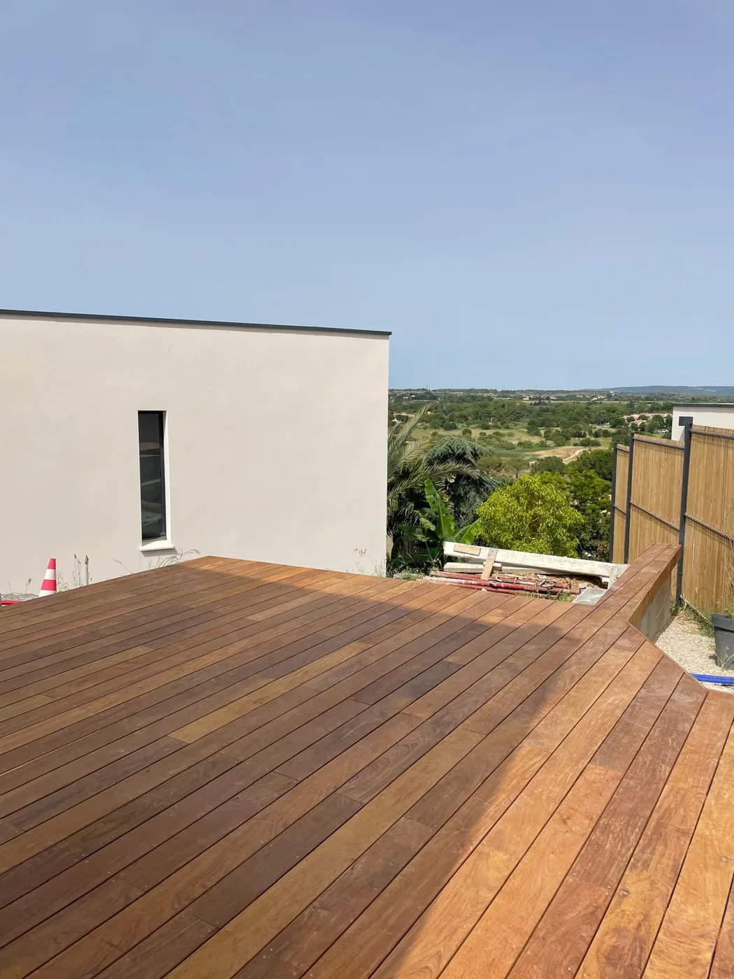 Terrasse en bois en hauteur, vue sur la garrigue